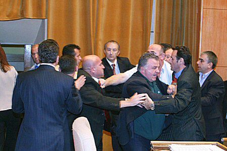 Awantura w albańskim parlamencie