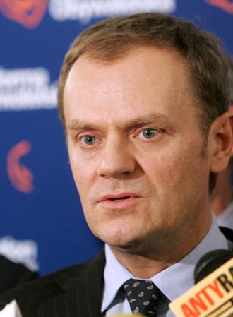 Tusk: premier celowo wprowadza ludzi w błąd