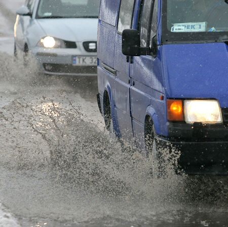 Trudne warunki na drogach, zginęło 11 osób, 107 rannych