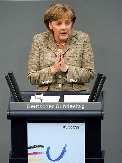 Merkel apeluje do posłów o poparcie dla konstytucji UE