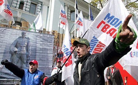 "Nasi" kończą blokadę ambasady Estonii