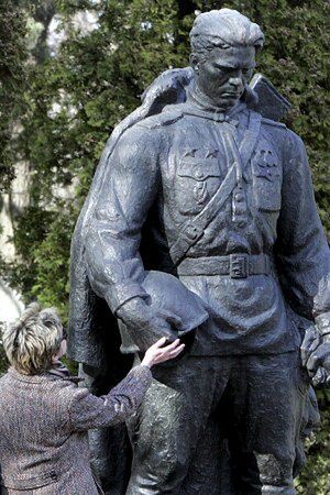 Zalewski: obecność radzieckich pomników to **nasza** sprawa