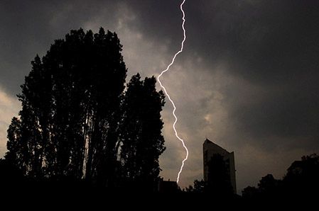 Meteorolodzy ostrzegają: wiatr i burze w całej Polsce