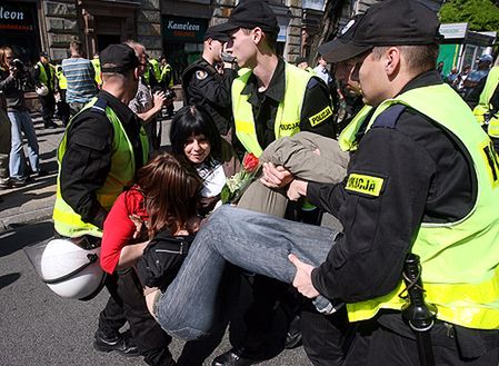 Coraz więcej policjantów zrzuca mundur