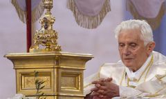 60 godzin modlitwy - prezent księży dla papieża