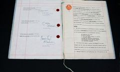 Podpalona gitara Hendrixa i kontrakt Beatlesów na aukcji