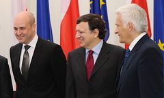 Buzek, Barroso i Reinfeldt "namówili się" na Klausa