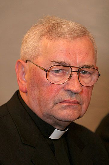 Bp Pieronek: to są krzyżowe wybryki ludzi nienormalnych