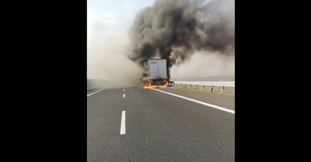 Pożar ciężarówki na A4. W naczepie było drewno