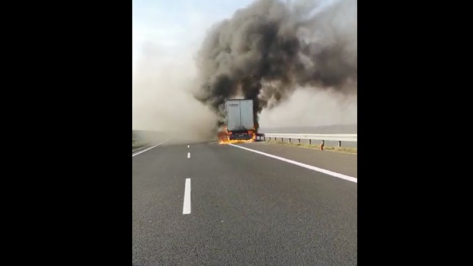 A4. Naczepa doszczętnie spłonęła. Kierowcy nic się nie stało
