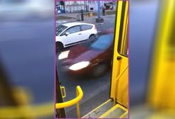 W kalendarzu styczeń, a motorniczy wiezie pasażerów z otwartymi drzwiami