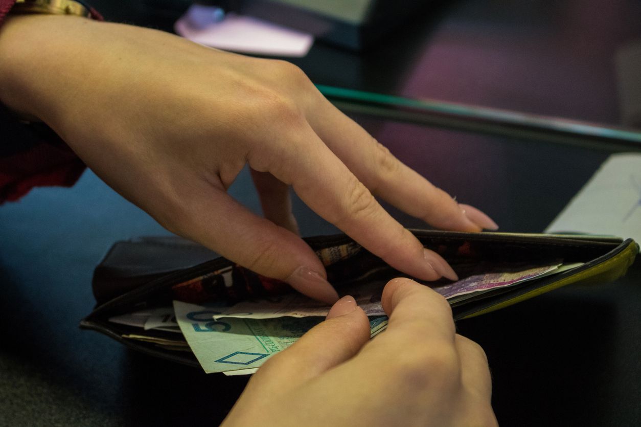 Młodzi Polacy żyją ponad stan. Ich długi przekroczyły miliard złotych