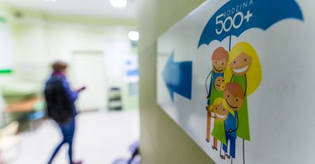 Miliony złotych na sztandarowy program PiS. Wiemy, ile kosztuje obsługa "Rodziny 500+"