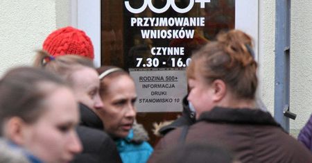 Rafalska nie przewiduje problemów z obsługą wniosków o 500+. "Stajemy na rzęsach"