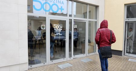 Setki rodzin przepijają 500 plus. Stracą dofinansowanie