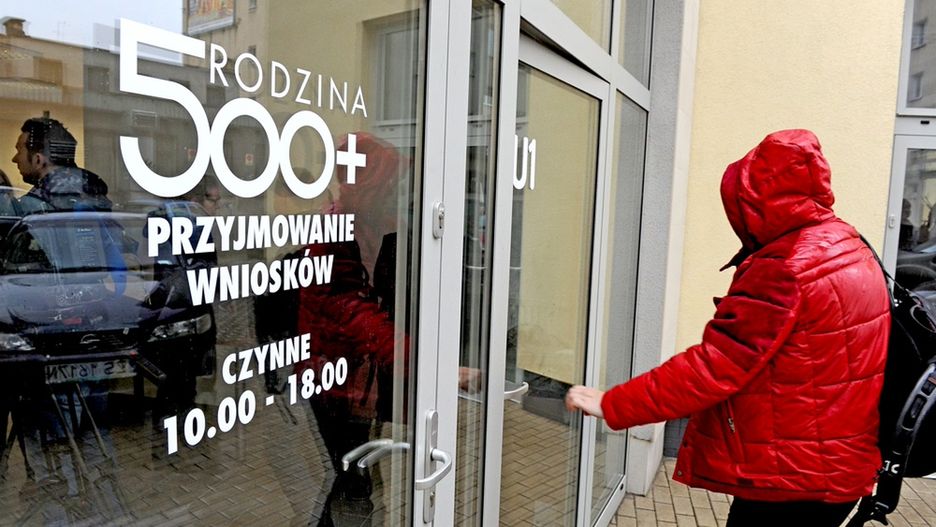 Sztandarowy program PiS nadal budzi emocje.