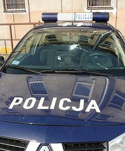 Stał nago na torach i czekał na pociąg; kolega fotografował