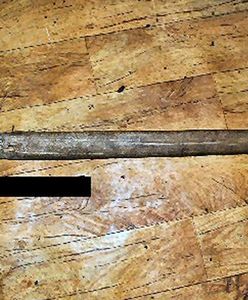 Rzucił się z siekierą na policjantów