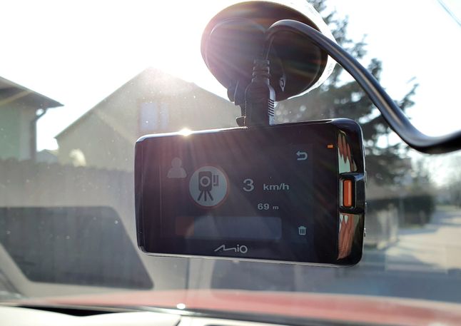 Na tym osiedlu nie ma fotoradaru - ktoś go zgłosił. Co więcej, od kilku sekund stałem w miejscu, a GPS wciąż widzi jazdę z prędkością 3 km/h.