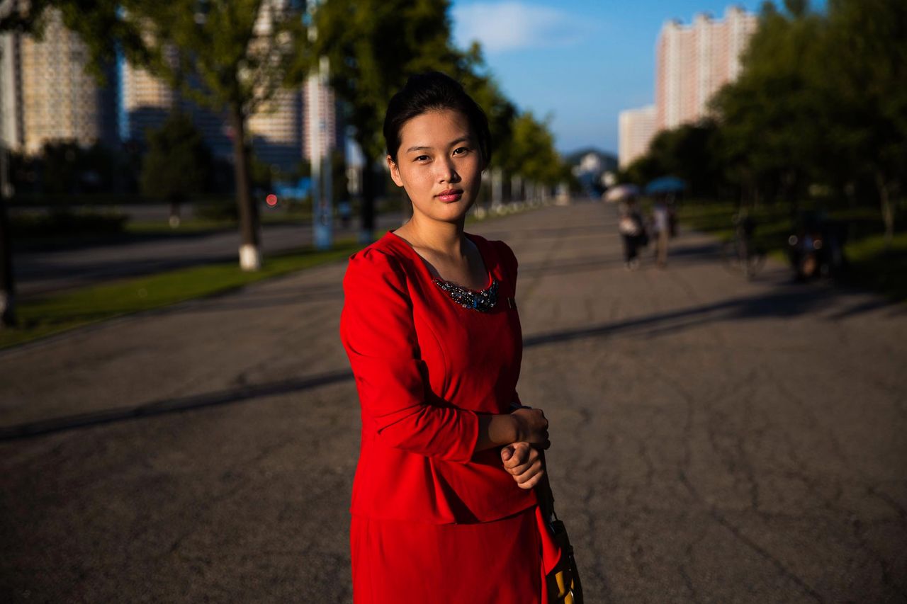 Mimo że w Korei Północnej swobodne podróżowanie jest ograniczone Mihaela dotała do fabryk, uniwersytetów, miejsc publicznych, parków czy metra gdzie znalazła miłe i pozytywnie nastawione kobiety, które nie miały nic przeciwko, żeby zostać uwiecznione.