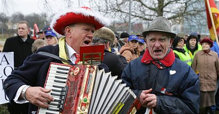 Połowa obywateli chce wyjechać "za chlebem"