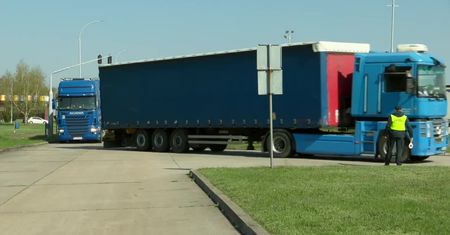 Konwój z ukraińskimi produktami rolnymi dotarł na granicę z Niemcami. Funkcjonariusze KAS zdjęli plomby