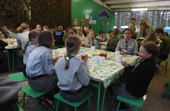 Żywieniowa rewolucja w szkołach trwa. Przedsiębiorcy ostrzegają: w stołówkach będzie drożej