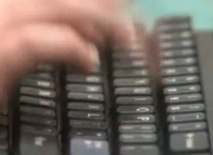 11latka, która prawdopodobnie pisze na klawiaturze szybciej od Ciebie (wideo)
