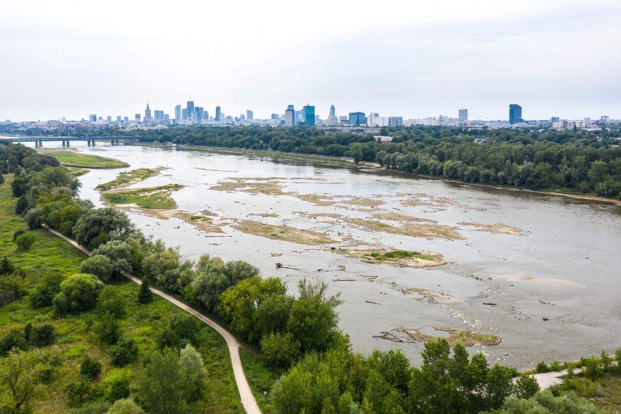 Dramatycznie niski poziom wody w Wiśle. Pogłębia się susza hydrologiczna