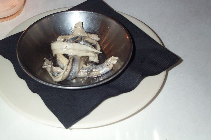 Surowe anchois