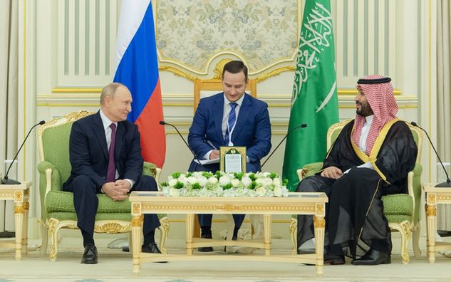 Władimir Putin (L) i Muhammad bin Salman (P) / fot. Royal Court of Saudi Arabia/Handout/Anadolu via Getty Images