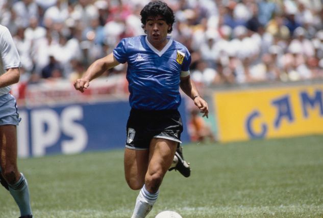 Diego Maradona w zastępczej koszulce / fot. GettyImages/Bongarts