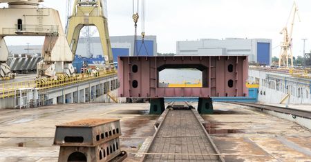 Miał być prom, została stępka. Jest akt oskarżenia. Prokuratura: szkoda ponad 8 mln zł
