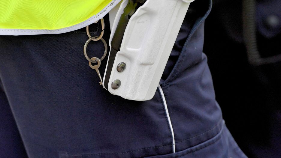 policyjny pistoletMarcin Bieleckidrog�wka, policja, policjant, Policjant Ruchu Drogowego, policyjny pistolet, ruch, XXXI Edycja Wojew�dzkiego Konkursu