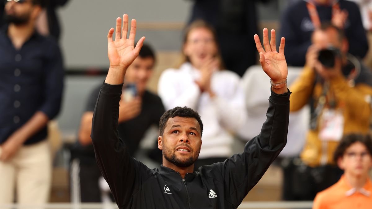 Getty Images / Clive Brunskill / Na zdjęciu: Jo-Wilfried Tsonga żegnający się z kibicami po przegranym meczu