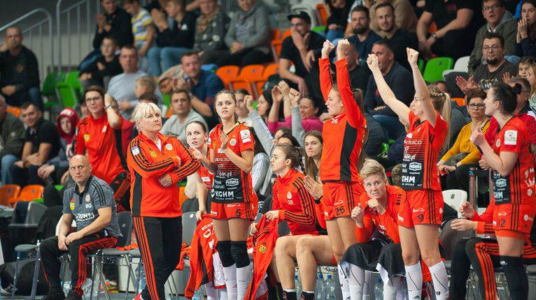 Materiały prasowe / MKS Zagłębie Lubin / Paweł Andrachiewicz / Na zdjęciu: Bożena Karkut (Metraco Zagłębie Lubin) z drużyną