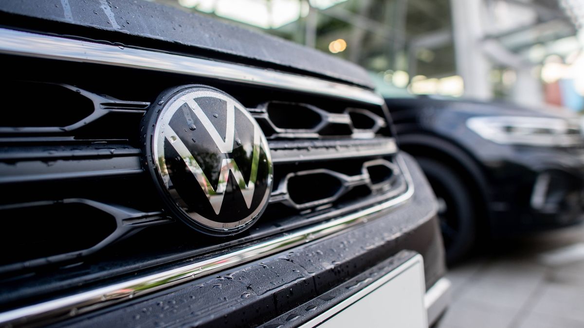 Volkswagen
26 May 2025, Lower Saxony, Oldenburg: New Volkswagen brand cars are parked in front of a car dealership. Photo: Hauke-Christian Dittrich/dpa 
Dostawca: PAP/DPA.
Hauke-Christian Dittrich
Volkswagen, VW, Diesel scandal