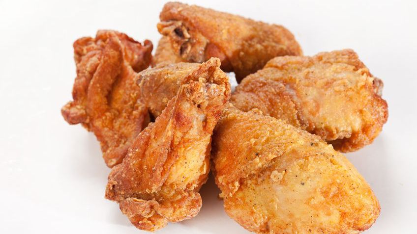 Kurczak smażony w mące (mięso, skóra, podroby, szyja)