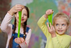 Jak zrobić slime? Kreatywny pomysł na prostą zabawę dla dziecka, a wystarczy kilka składników