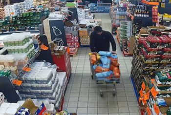 Nagrany w Biedronce. Do wózka wkładał głównie kawę i artykuły chemiczne