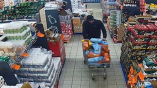 Nagrany w Biedronce. Do wózka wkładał głównie kawę i artykuły chemiczne