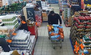 Nagrany w Biedronce. Do wózka wkładał głównie kawę i artykuły chemiczne