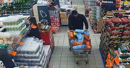 Nagrany w Biedronce. Do wózka wkładał głównie kawę i artykuły chemiczne