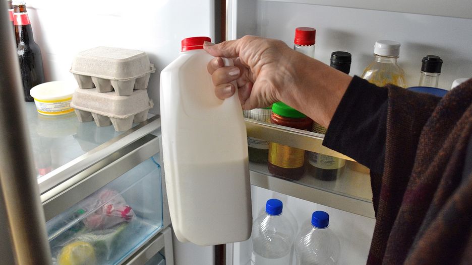 Mleka lepiej nie trzymać na półce na drzwiach lodówki