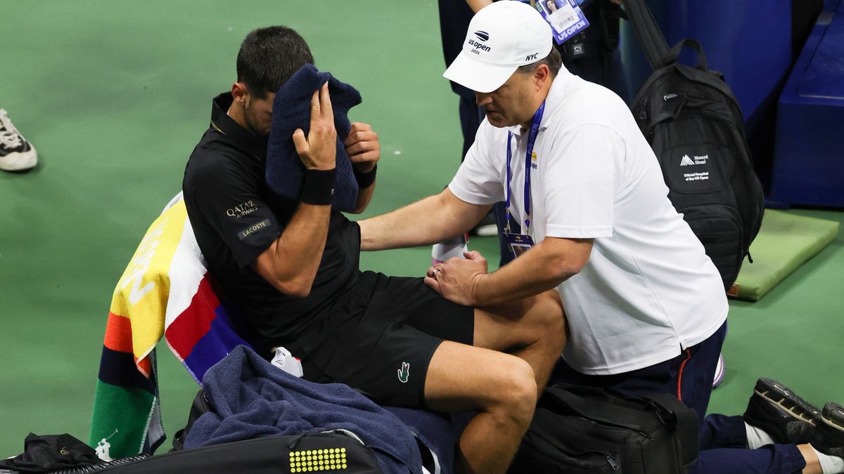PAP/EPA / Brian Hirschfeld / Na zdjęciu: Novak Djoković (z lewej) korzystający z przerwy medycznej podczas US Open 2025