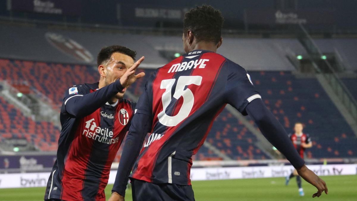 piłkarze Bologna FC cieszą się z gola