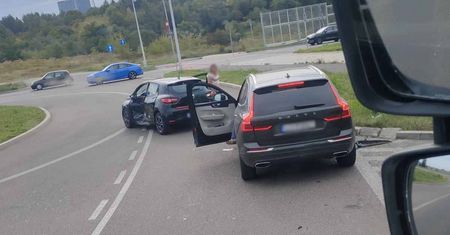 Rondo z pniakiem nie daje o sobie zapomnieć. Renault wjechał bez zatrzymania się, dostał strzała w bok od volvo