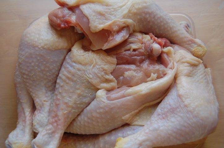 Surowy kurczak (mięso i skóra)