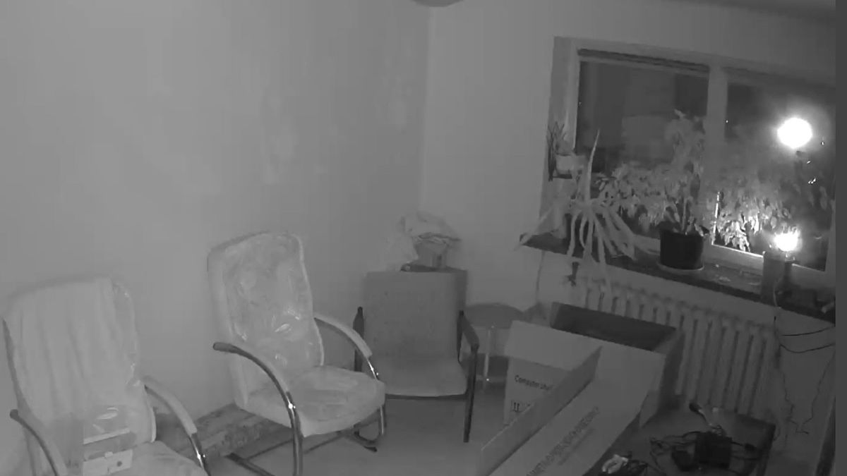 Podejrzane osoby świecą latarkami po oknach