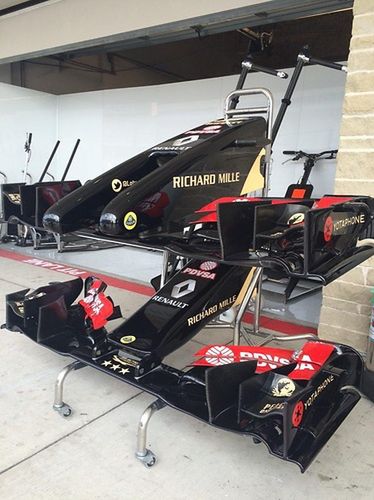 Lotus prezentuje w Austin nos bolidu 2014 (góra) i 2015 (dół)